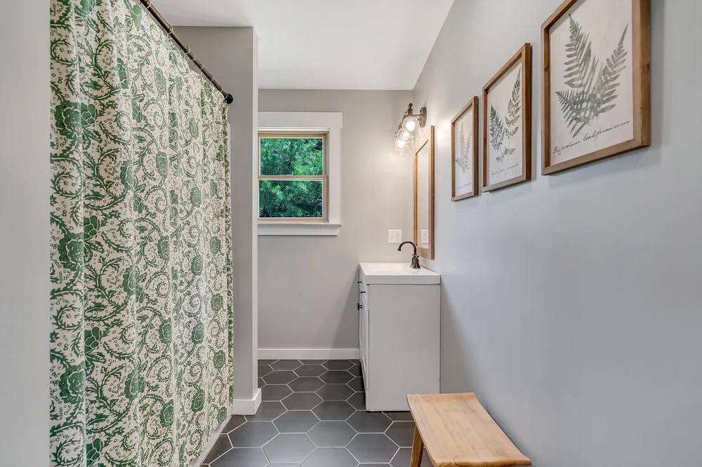 Bathroom - Downstairs